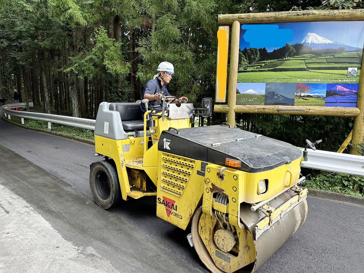 富士市株式会社一輝（いちき）ホームページ・アスファルト道路の舗装工事中のイメージ