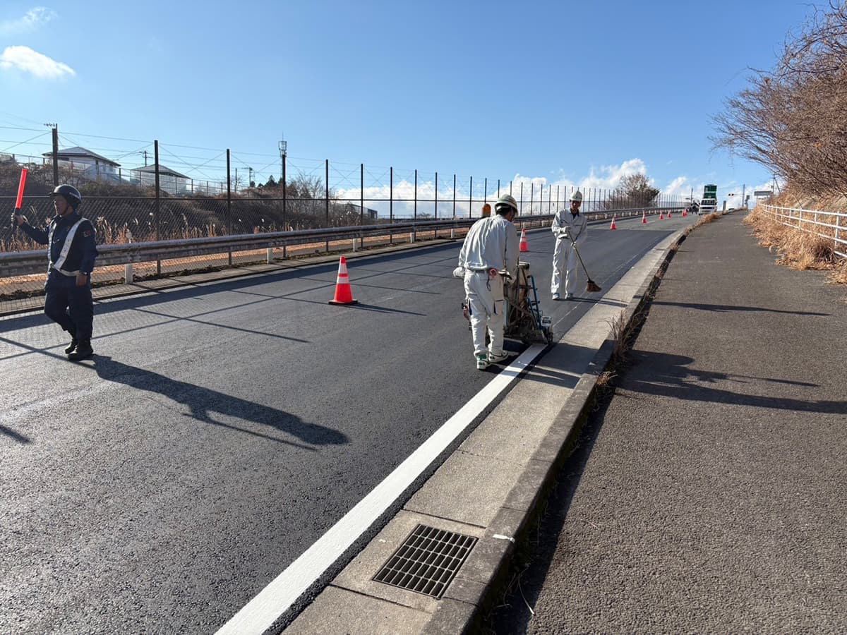 富士市株式会社一輝（いちき）の令和6年度厚原込野16号線舗装改修工事の区画線設置