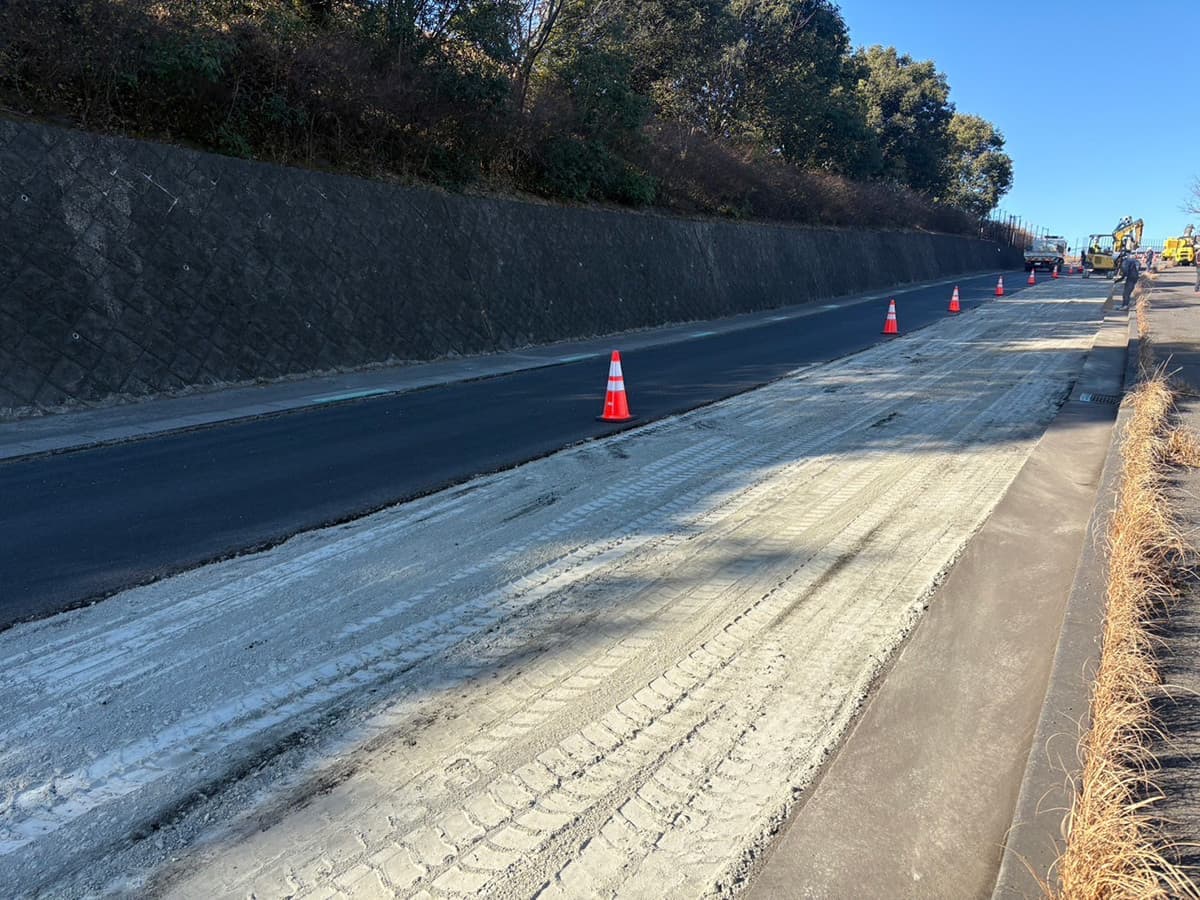 富士市株式会社一輝（いちき）の令和6年度厚原込野16号線舗装改修工事のセメント敷均し