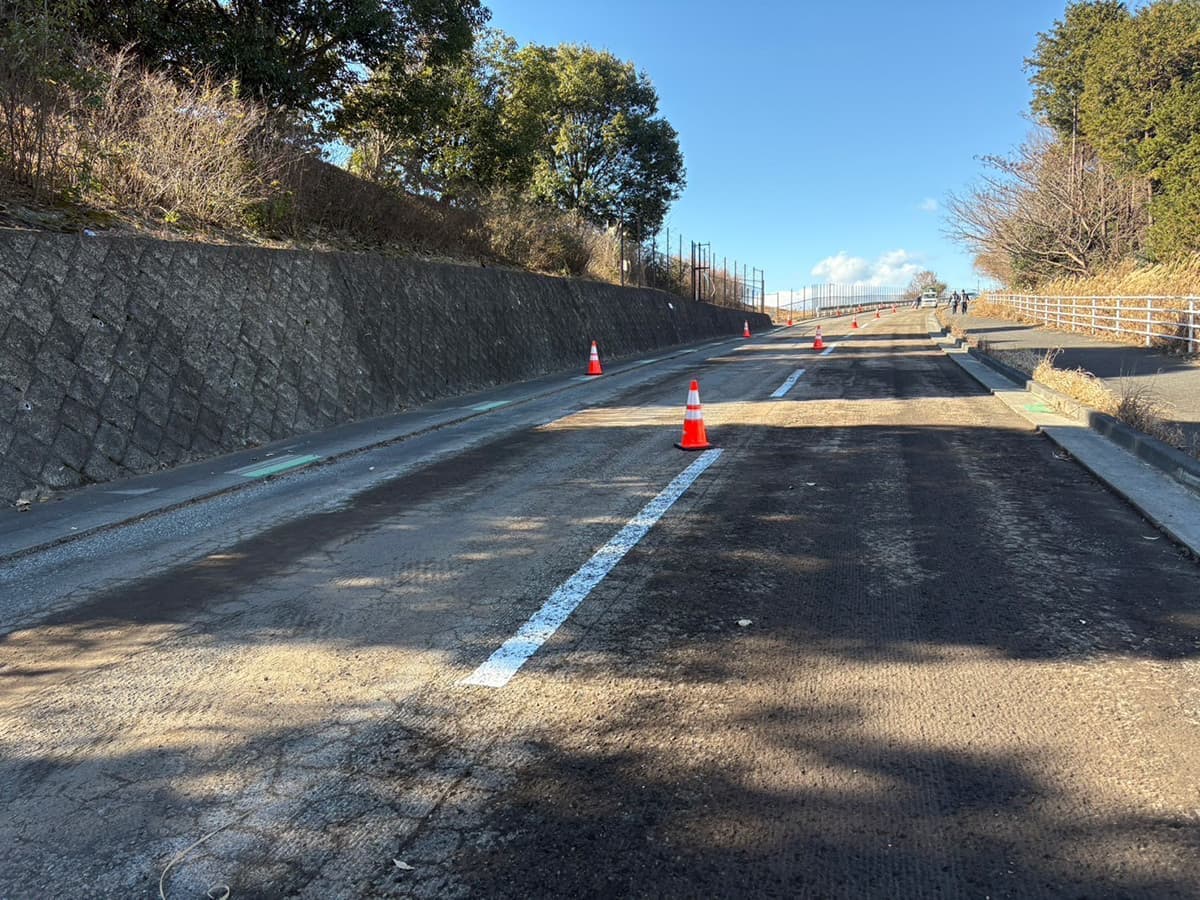 富士市株式会社一輝（いちき）の令和6年度厚原込野16号線舗装改修工事の仮区画線設置(2)