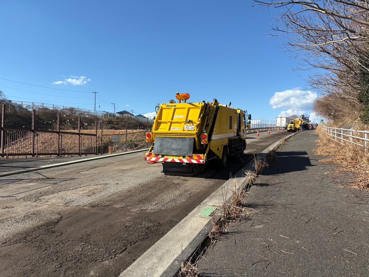 富士市株式会社一輝（いちき）の令和6年度厚原込野16号線舗装改修工事の路面清掃(2)