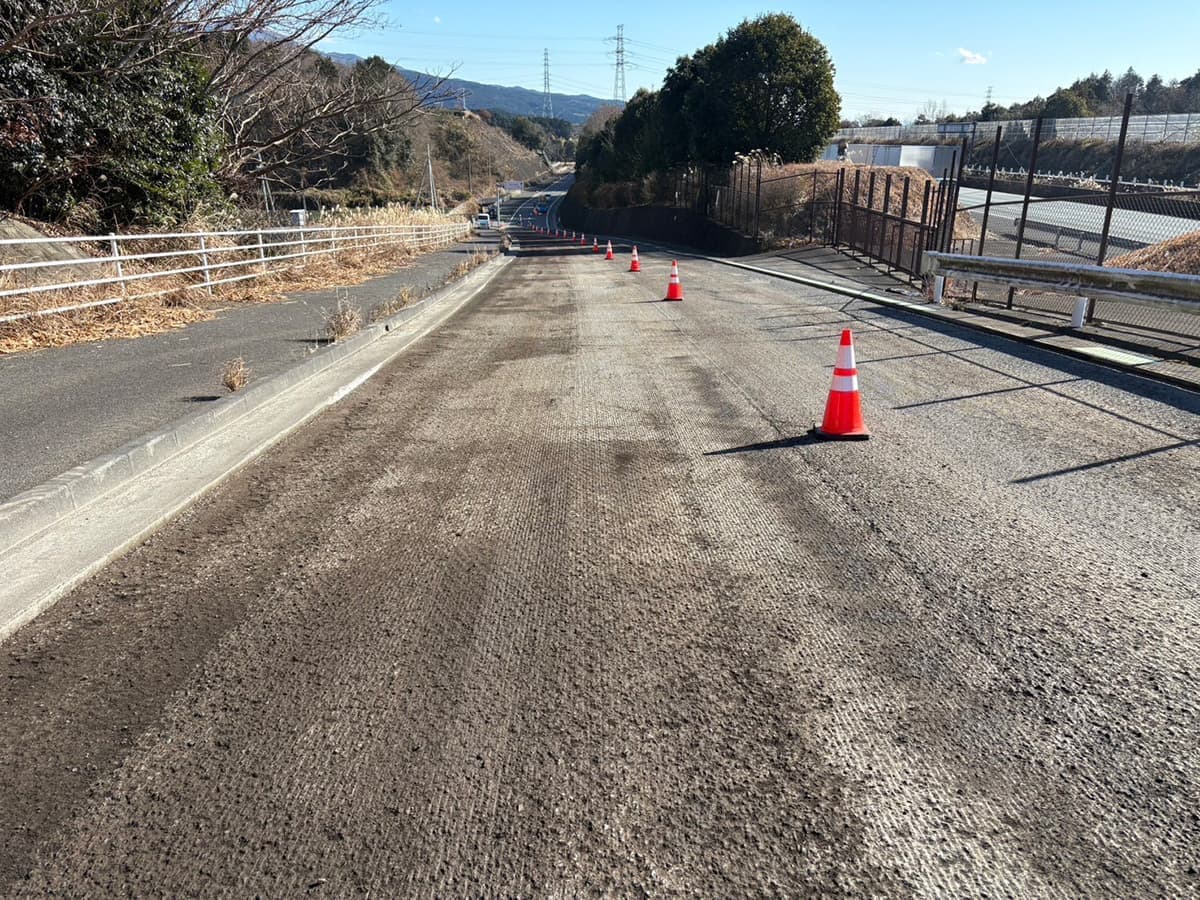 富士市株式会社一輝（いちき）の令和6年度厚原込野16号線舗装改修工事の路面清掃(1)